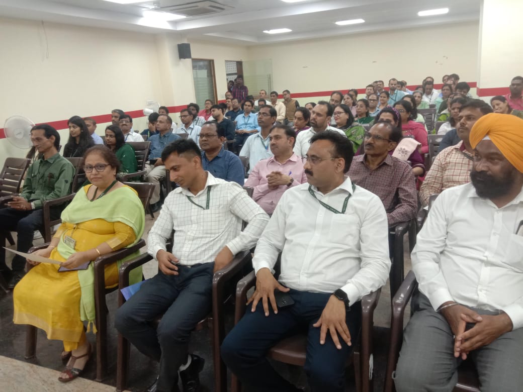   “कर्मचारी राज्य बीमा निगम, क्षेत्रीय कार्यालय, दिल्ली में 7 नवंबर 2022 को सतर्कता जागरुकता सप्ताह 31-10-2022- 06-11-2022 का समापन समारोह का आयोजन किया गया। इस समारोह के मुख्य अतिथि श्री मनोज कुमार सिंह, मुख्य सतर्कता अधिकारी, ई.एस.आई.सी., श्री दीपक जोशी, अपर आयुक्त सतर्कता ई.एस.आई.सी. तथा राम कृष्ण मिशन से प्रोफेसर डा. ईश्वर थे। इस कार्यक्रम में क्षेत्रीय कार्यालय, दिल्ली के अधिकारी व कर्मचारी भी उपस्थित थे।“